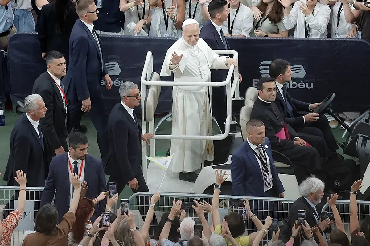 Así ha sido el gran recibimiento del Papa León XIV en el estadio Santiago Bernabéu