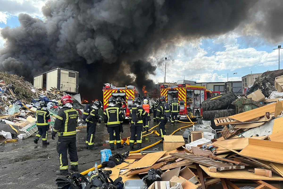 Un incendio en una chatarrería de Vicálvaro provoca una columna de humo negro visible en toda la Comunidad de Madrid