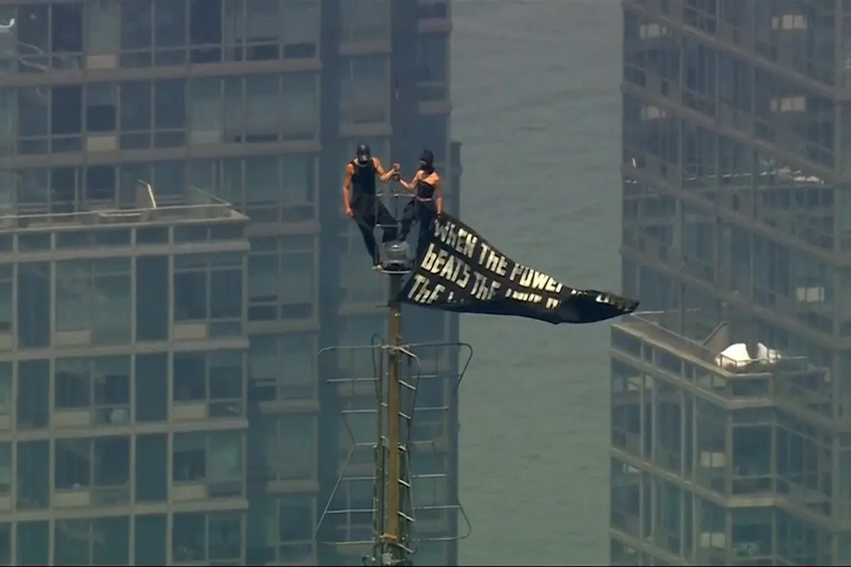 Dos personas encapuchadas se suben a la antena del Empire State de Nueva York