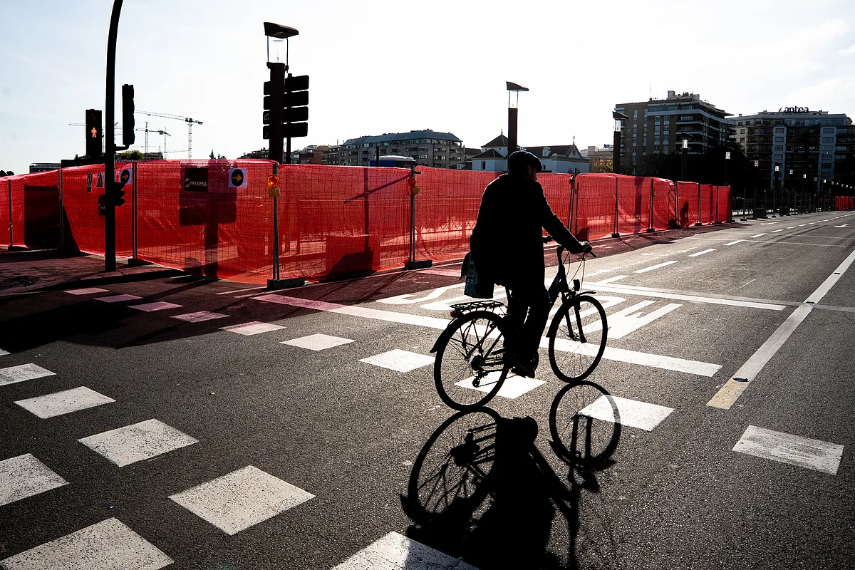 Dos plazas de aparcamiento para bicicletas por piso, un mínimo de energía fotovoltaica... el Gobierno ultima una reforma 'verde' que puede encarecer hasta 18.000 euros cada vivienda