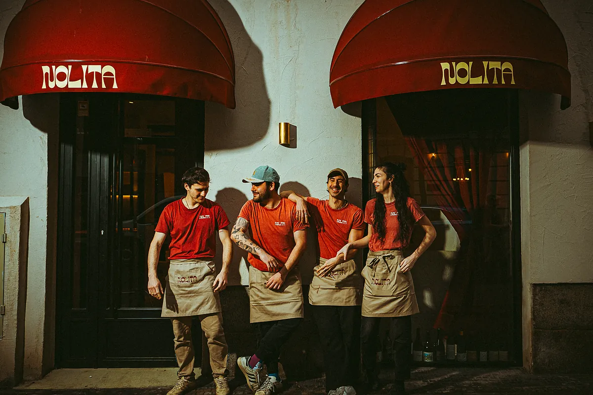 Nolita, el bar que lleva un mes abierto en la madrileña calle de Ponzano y ya tiene lista de espera para probar su ensaladilla con anguila y su hamburguesa