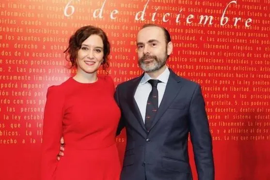 La crisis con el "fanático" Algarra y su "clan" bloquea la Ley de Universidades de Ayuso: "Tienen un acuerdo de sangre, si toca el pito, todos le obedecen"