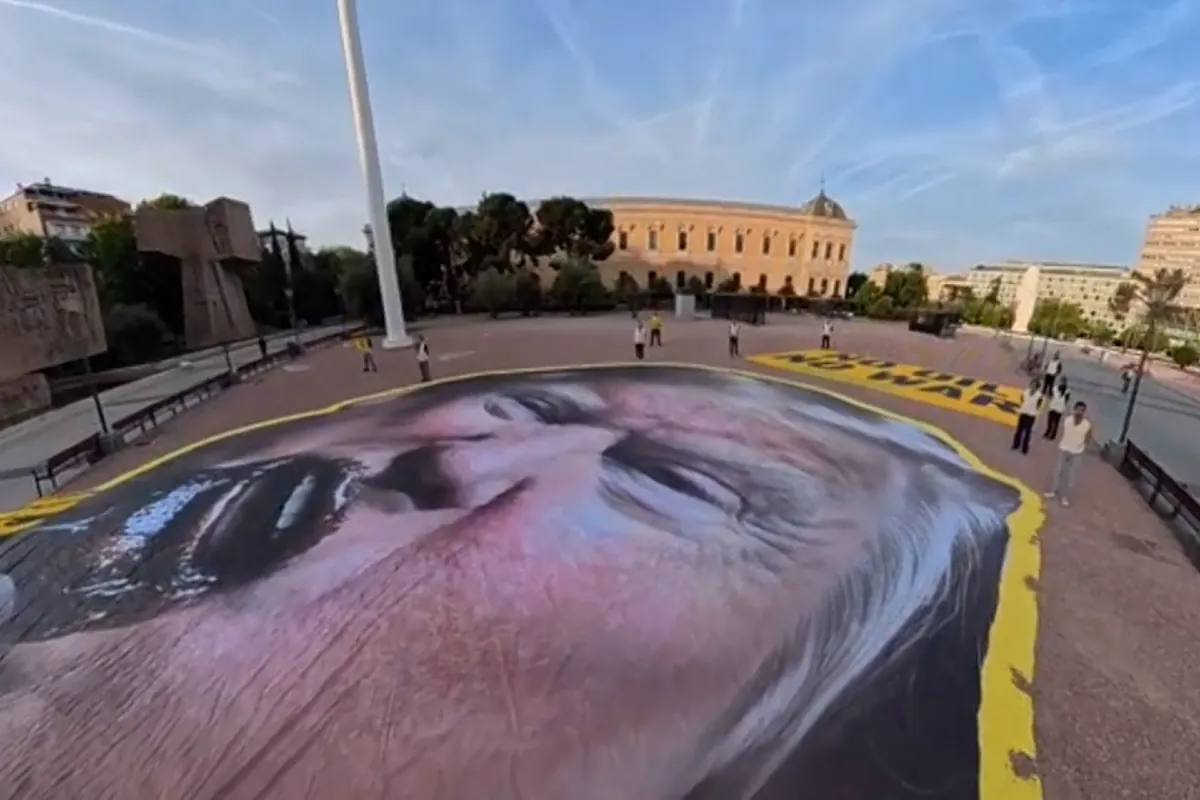 Aparece un Trump gigante vomitando petróleo en la madrileña plaza de Colón