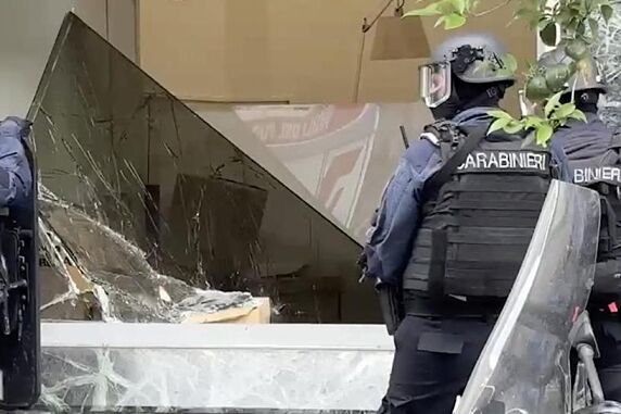 Golpe de película en Nápoles: 25 rehenes en un banco y fuga por el alcantarillado