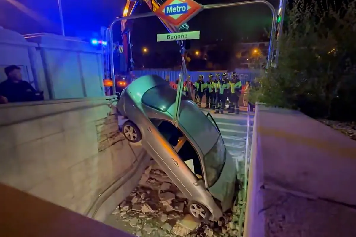 Impresionante accidente en Madrid acaba con un coche incrustado en el metro