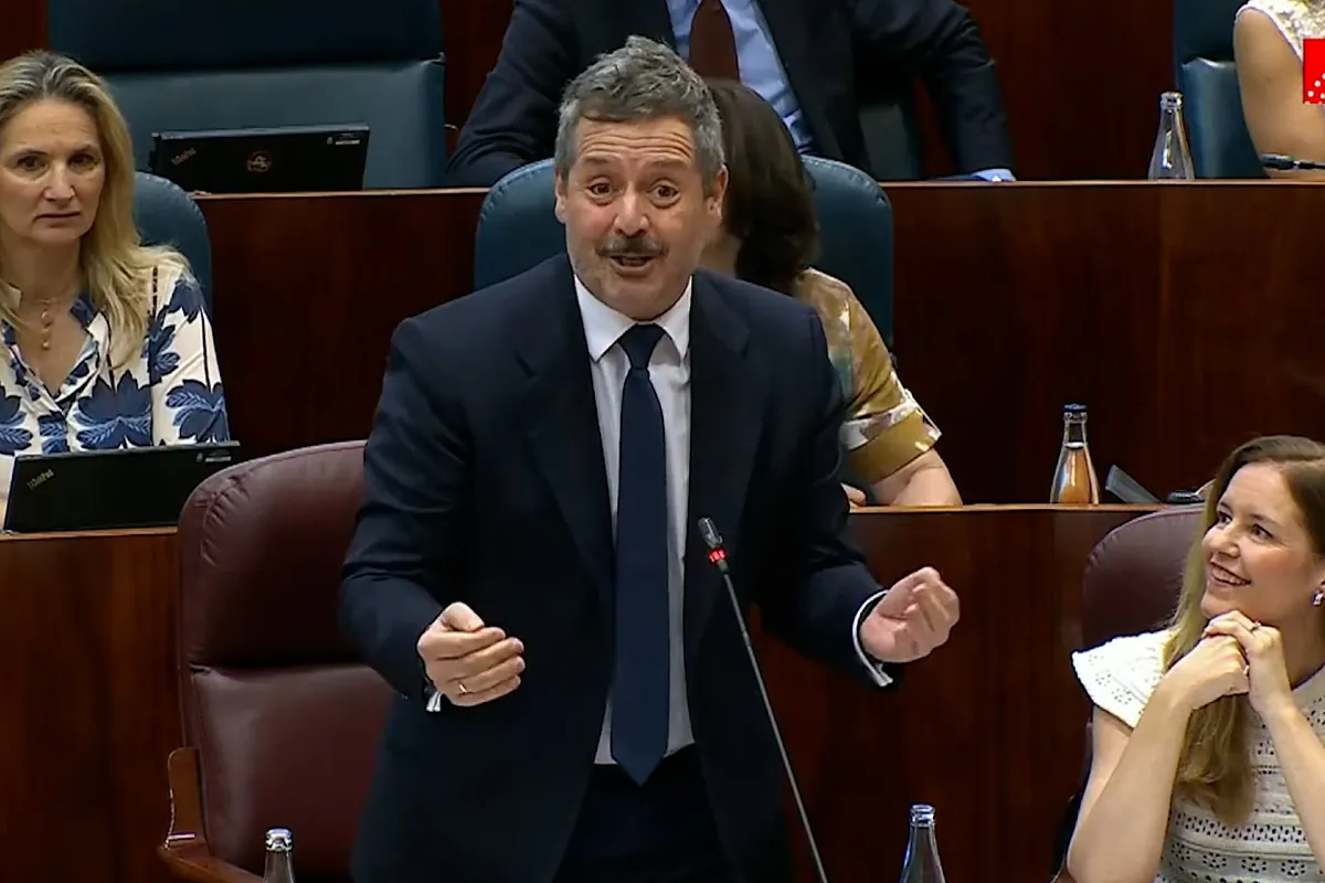 El consejero de Cultura de Ayuso trivializa el calor de las aulas: "A lo mejor es fuente de inspiración"