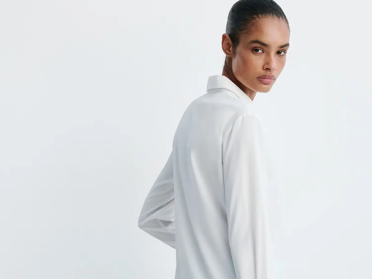 Mi madre y yo coincidimos: la camisa básica para ir a la oficina está en la nueva temporada de Mango, es elegante, ideal para llevar con vaqueros y por menos de 20 euros