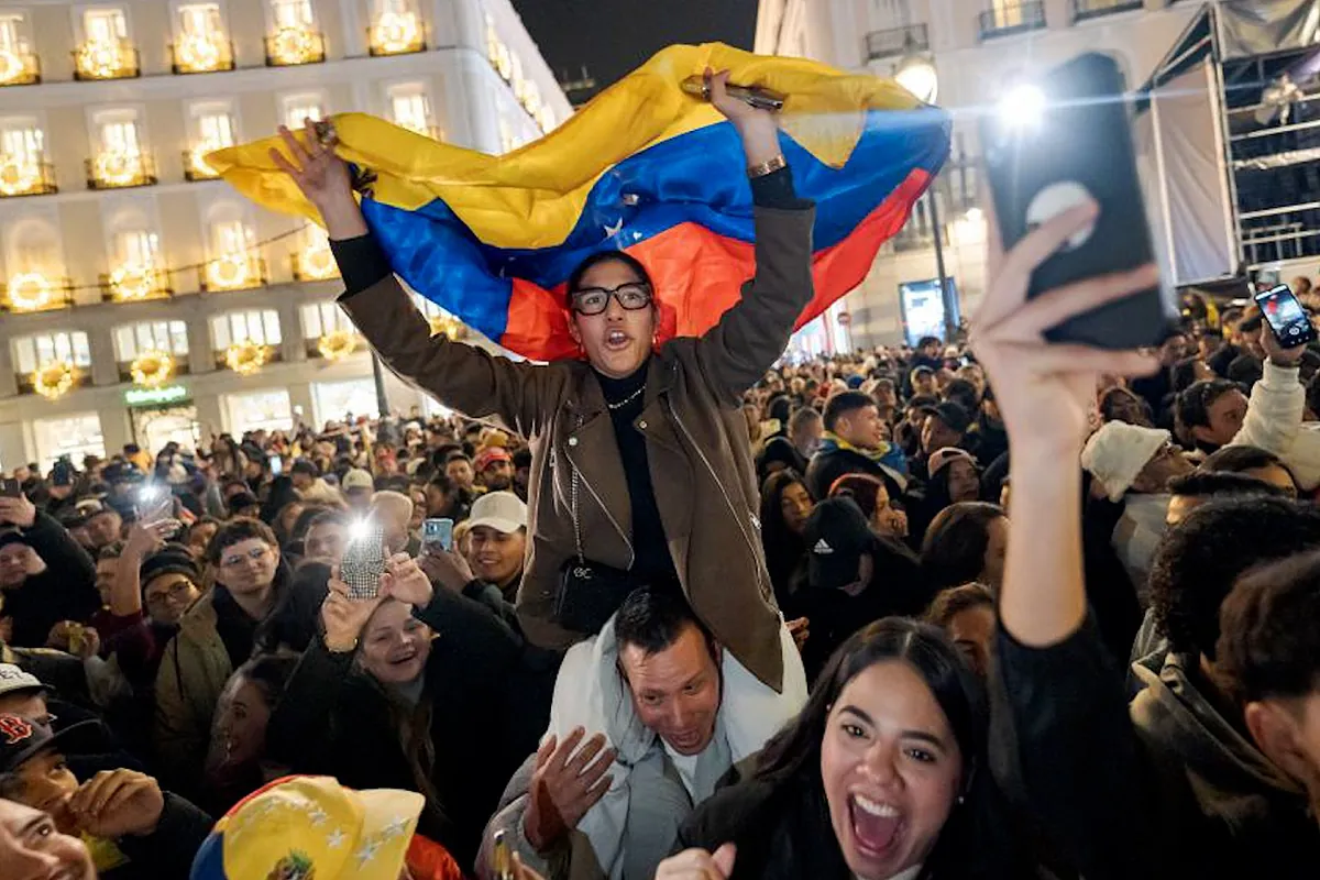 Lágrimas de alegría de venezolanos en Madrid tras la captura de Maduro por EEUU