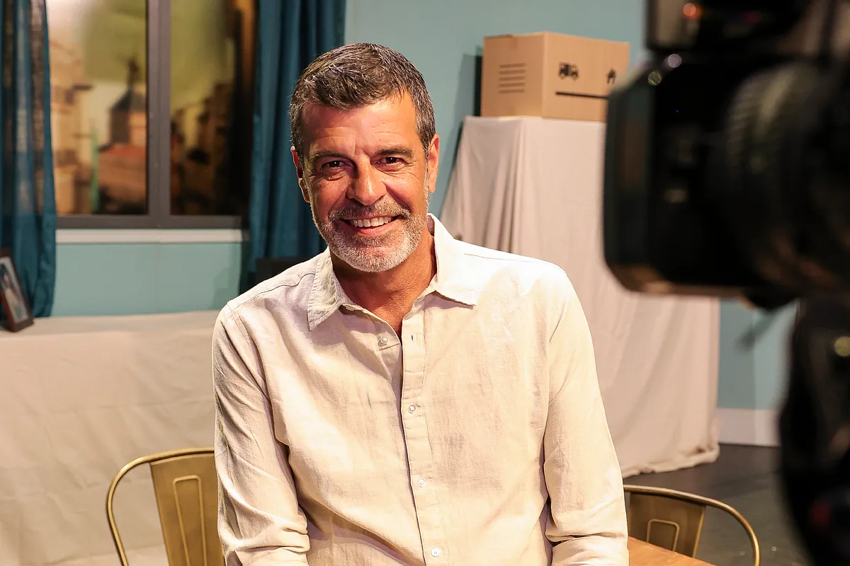 Andoni Ferreño, el guapo presentador de los 90 que hoy es feliz en el teatro: "Cuando alguien viene a casa para hacer alguna reforma, le digo '¡cuidado, soy hijo de albañil!'"