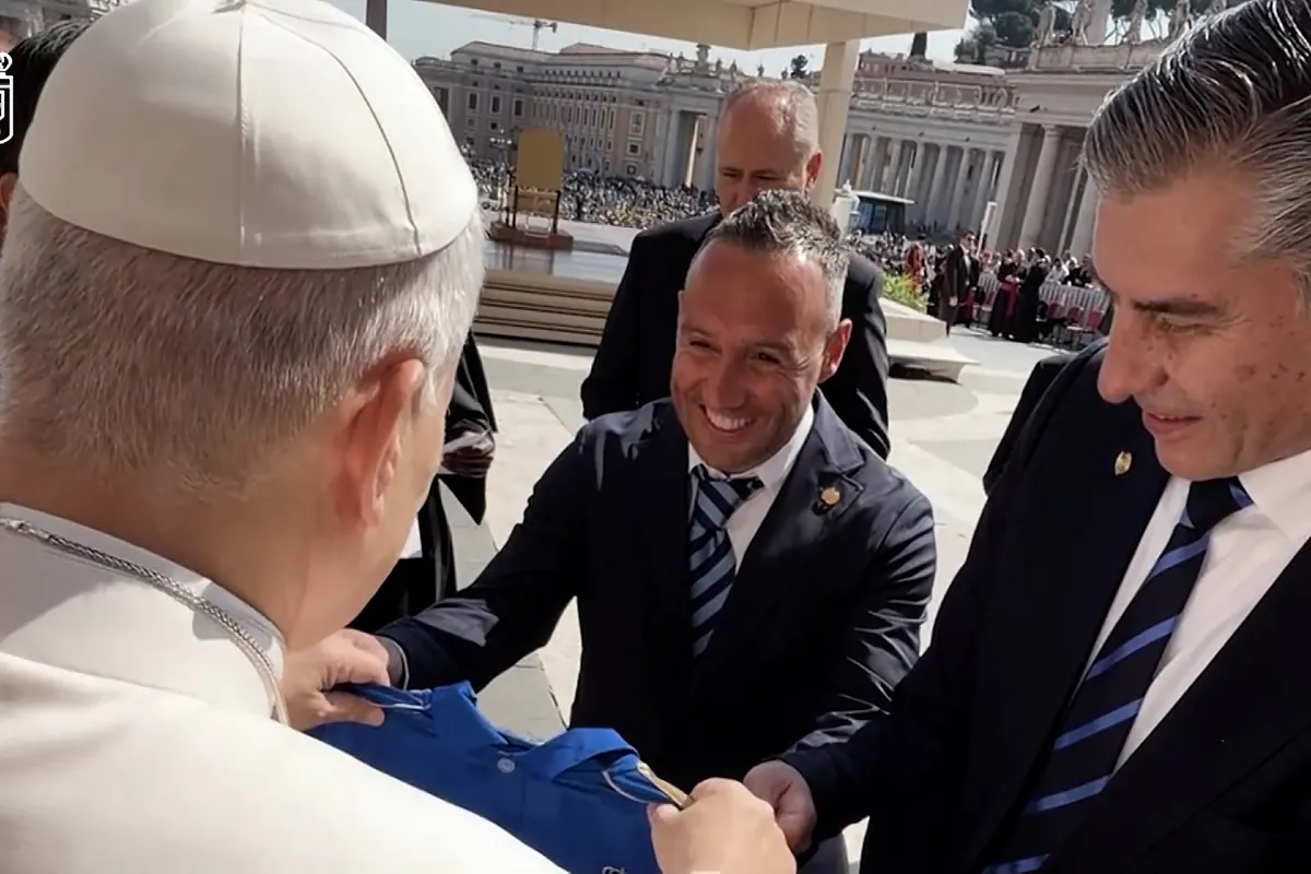 El Papa León VIX recibe del mítico Santi Cazorla la camiseta del Real Oviedo: "¡Nos vemos en España!"