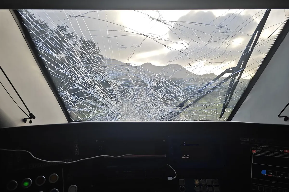 Cabeza del Buey'deki Badajoz-Alczar de San Juan tren güzergahında düşen bir direk trenin camını kırdı