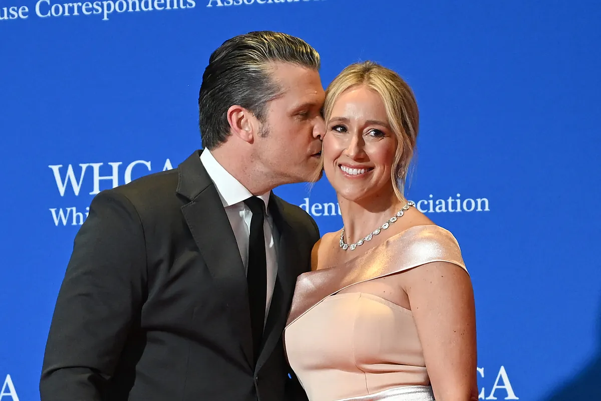 Quién es Jennifer Rauchet, la mujer del secretario de Defensa de Trump que ha generado polémica por la elección de su vestido en un evento en Washington