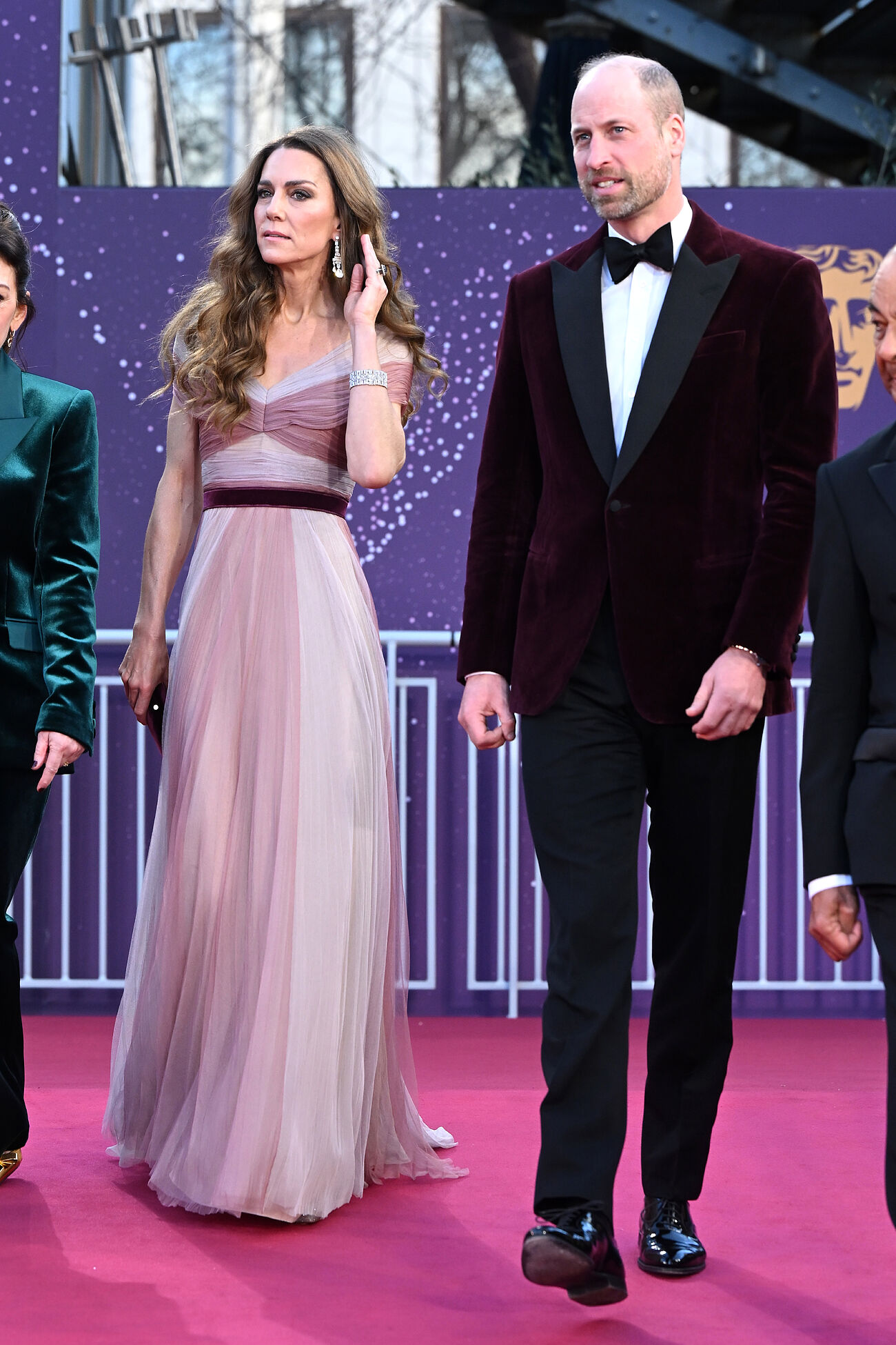 Kate Middleton en la entrega de los Bafta con vestido largo de gasa en...