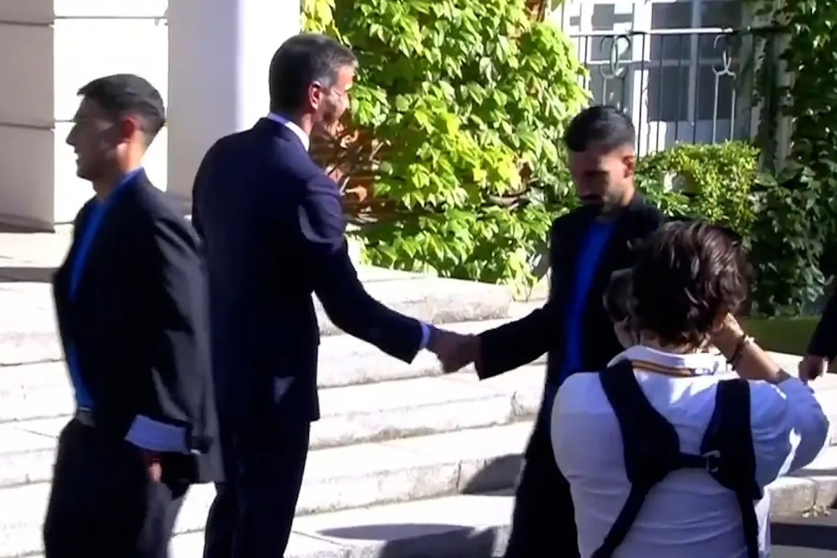 Baena da la mano a Sánchez sin dirigirle la mirada