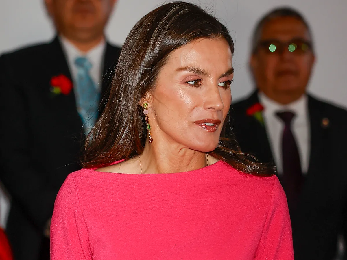 La Reina Letizia rescata un vestido de Moisés Nieto en vibrante fucsia y nos recuerda que la primavera es todo color