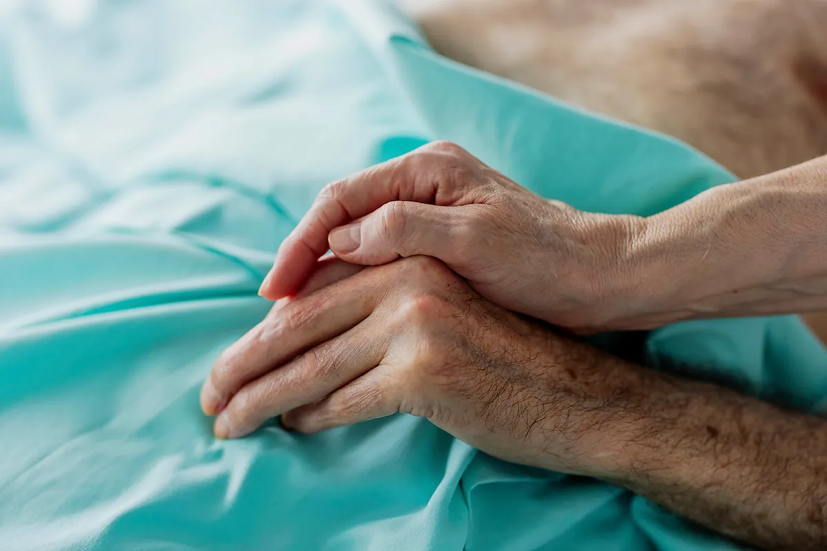 Mirar el lado bueno de la vida protege el cerebro: por qué ser optimista reduce un 15% el riesgo de demencia