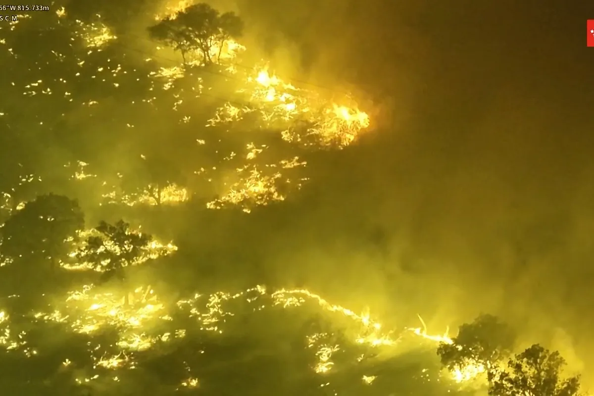 Impresionantes imágenes nocturnas del incendio de Almorox, Toledo, que ha llegado a Madrid
