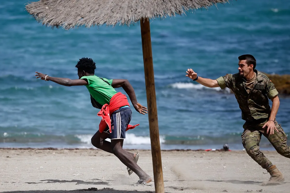 Así detiene la Legión a grupos de inmigrantes en Ceuta para deportarlos