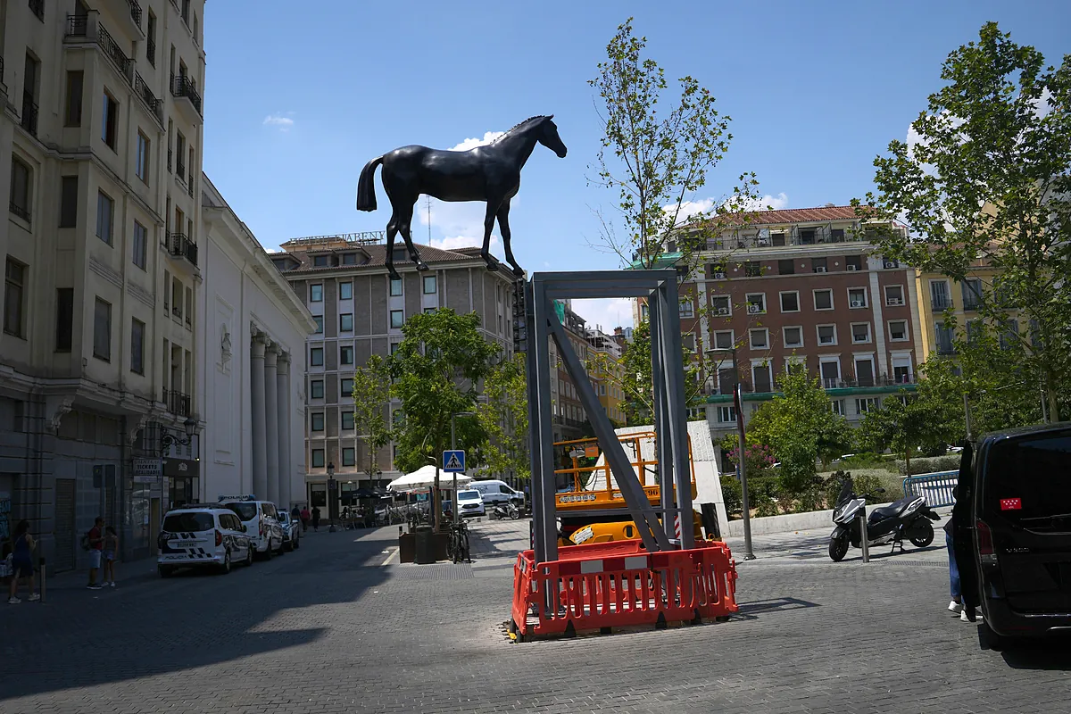 Una 'provocadora' escultura de un caballo colgante sufragada por un hotel de lujo aterriza en pleno centro de Madrid