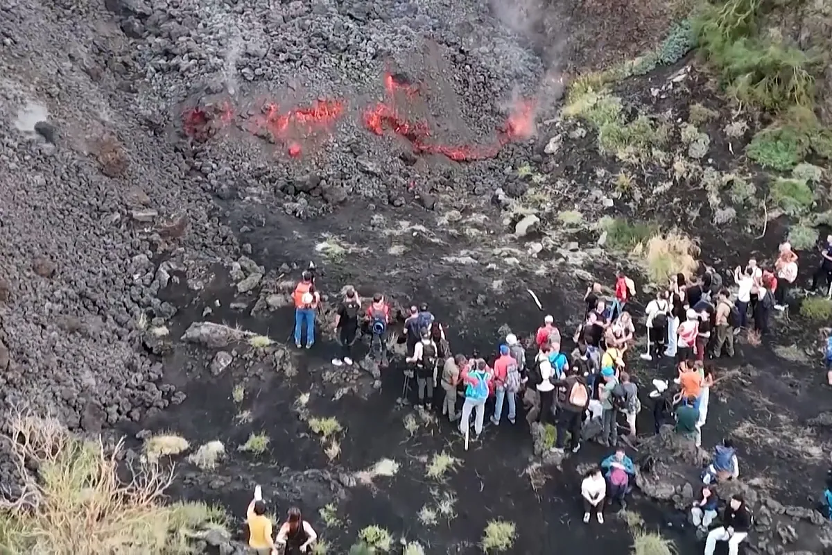 Preocupación en Sicilia por los centenares de turistas a escasos metros de ríos de lava tras la erupción del Etna