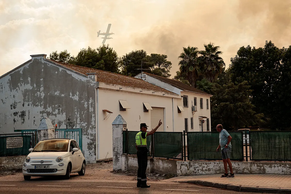 Más de 200 personas evacuadas en El Saler por un incendio forestal junto al parque natural de La Albufera