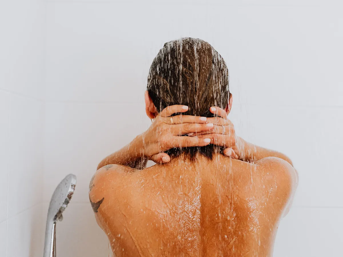 No, no mejora el brillo: el motivo por el que no debes lavarte el pelo con agua fría