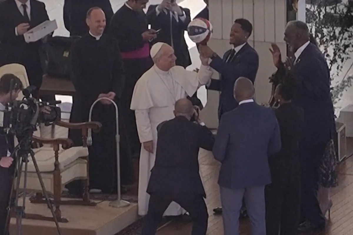 El Papa León XIV intenta hacer girar un balón sobre su dedo al estilo de los Harlem Globetrotters