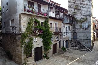 El pueblo de Salamanca donde las casas tienen memoria: rostros en las fachadas y calles de piedra en plena Sierra de Francia