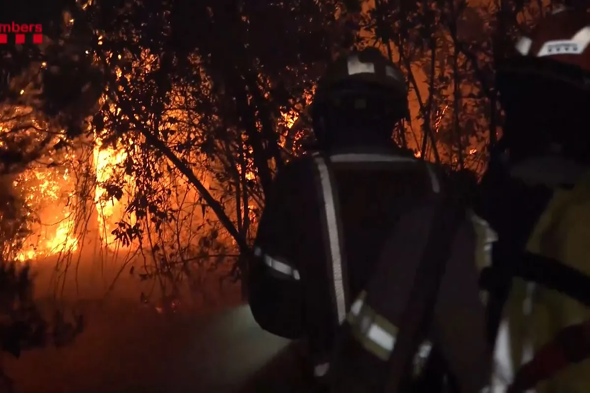 Unos 500 efectivos han trabajado toda la noche en el incendio de La Bisbal d'Empordà (Girona)