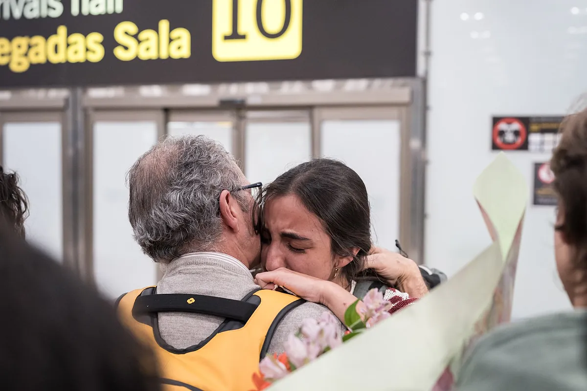 Emotivos encuentros de los españoles evacuados de Oriente Próximo: "Hemos pasado miedo"