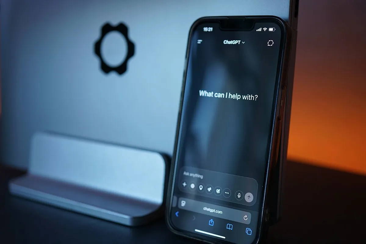 OpenAI lanza una versión de ChatGPT para adolescentes que se activa de forma automática