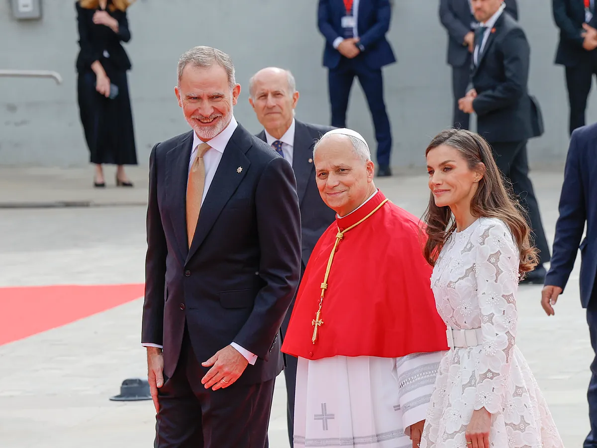 La Reina Letizia lleva el privilegio del blanco más allá del Vaticano y recibe al Papa León XIV en Madrid con un vestido de flores repetido