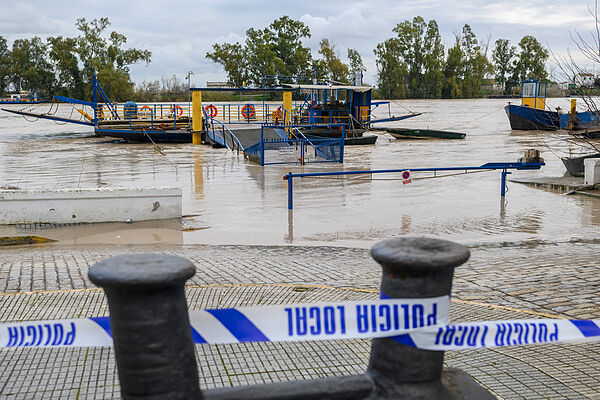 El río Guadalquivir, a su paso por la localidad de Coria del Río (Sevilla), este domingo.