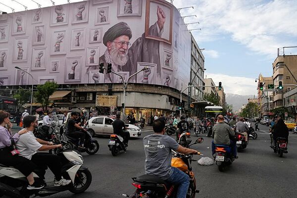 Vallas con el rostro del fallecido Ali Khamenei en Teherán.