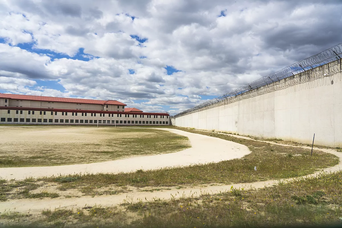 Un interno agrede a cuatro funcionarios de la prisión de Valdemoro en un centro sin médico de guardia