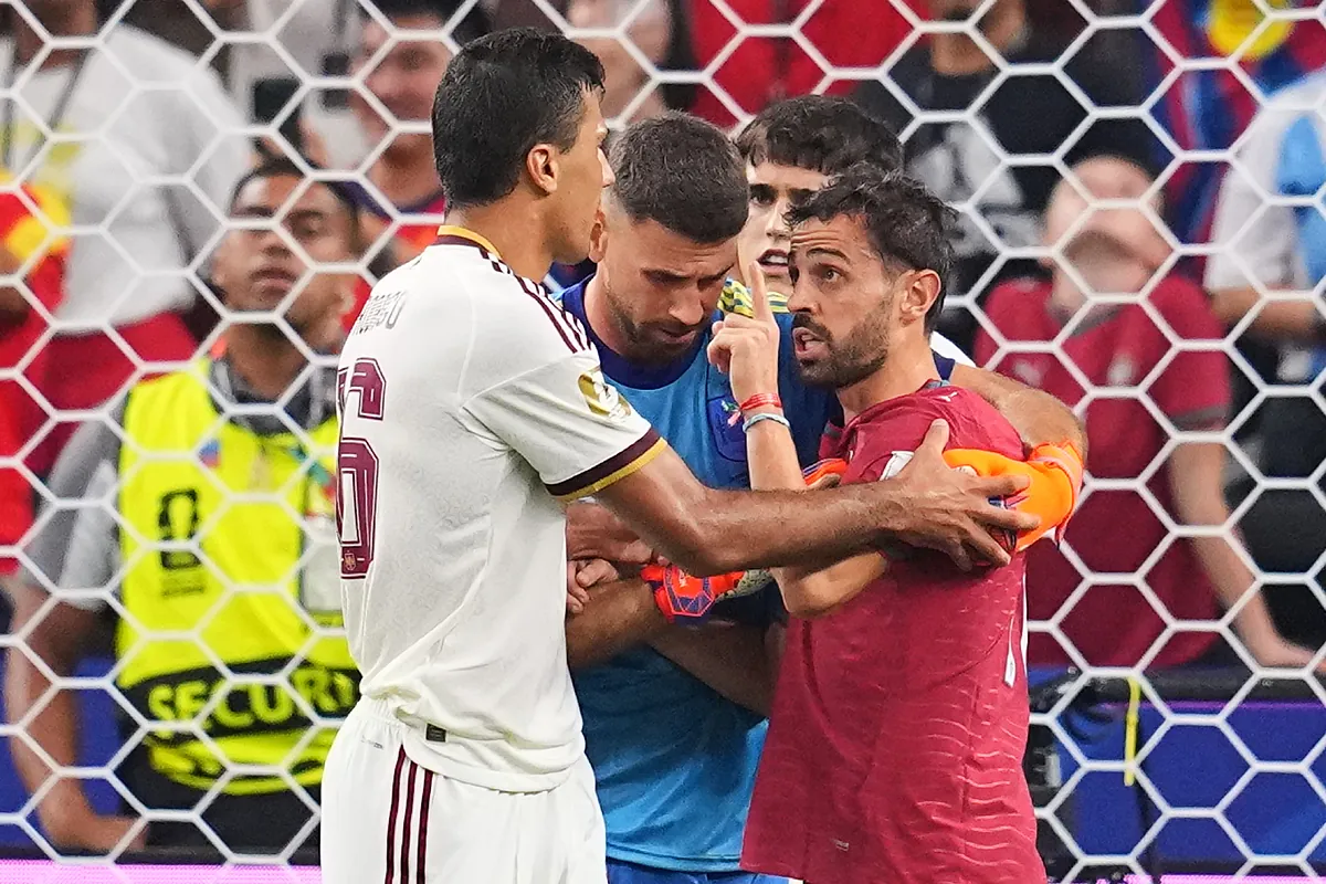 El pique final entre Rodri y Bernardo Silva: un remate fallado, una provocativa celebración y un "me he equivocado"