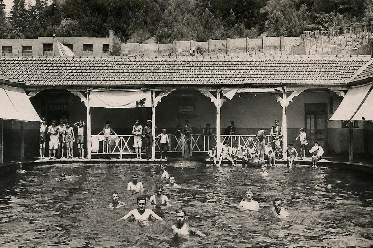 La historia secreta de la Cuesta de San Vicente: la primera piscina cubierta de Madrid sepultada bajo el Hotel Príncipe Pío