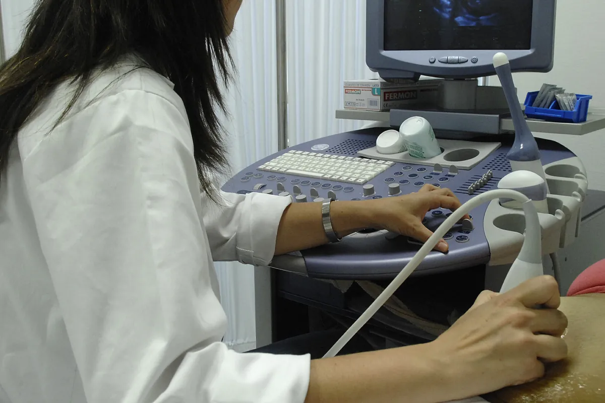 El Gobierno lanza una ofensiva por el aborto en la sanidad pública que señala a Moreno, Ayuso y Guardiola