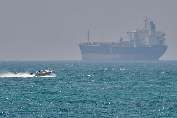 Un bote junto a un buque petrolero anclado en el estrecho de Ormuz frente a la costa de la isla de Qeshm, Irán.