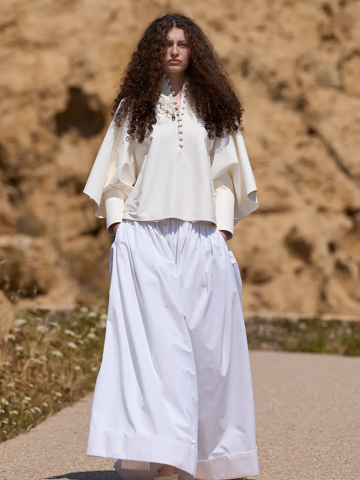 La nepobaby a la que oculta (y delata) su melena: Athena Accorsi clausura el desfile de Jacquemus y renueva la herencia de noventera de Laetitia Casta, su madre