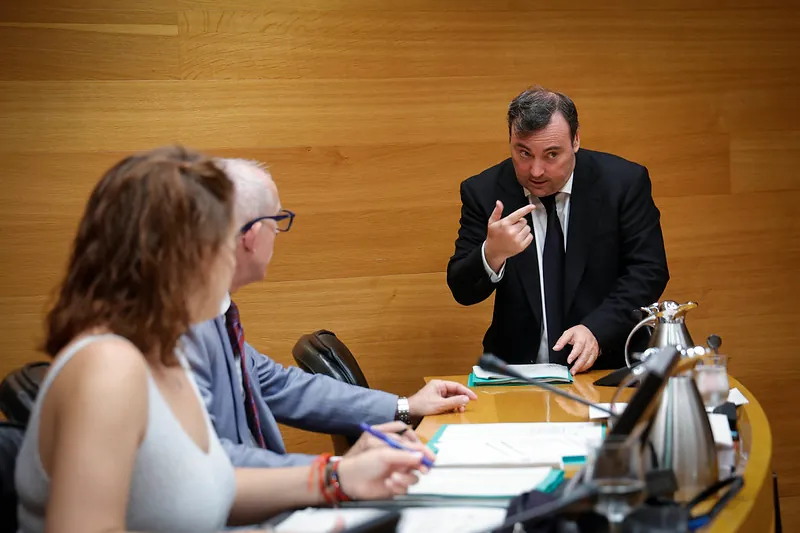 Un micro abierto pilla a dos diputados de Vox jactándose de tener "información privilegiada" de una fiscal y llamando "bruja" a una socialista