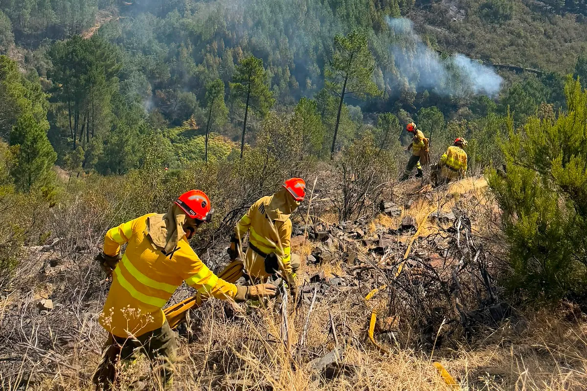El incendio de Las Hurdes ha quemado ya 3.700 hectáreas de pinar y mantiene 800 personas evacuadas y 1.200 confinadas