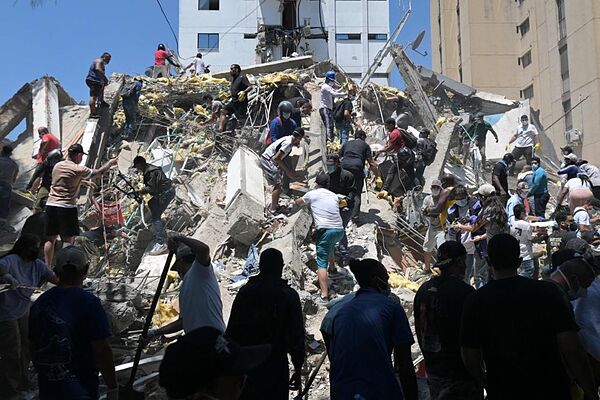 Voluntarios buscan supervivientes en un edificio derrumbado en Cali, Colombia. | AFP