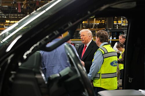 Ford suspende al trabajador que grit� "defensor de ped�filos" a Trump durante una visita a una f�brica