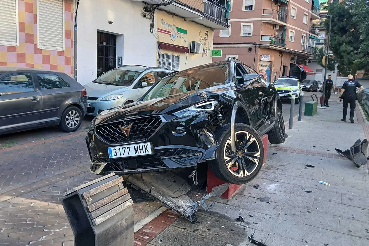 Arrestado un conductor que dio positivo en alcohol y drogas tras estampar su coche a las puertas de un colegio en Alcorcón