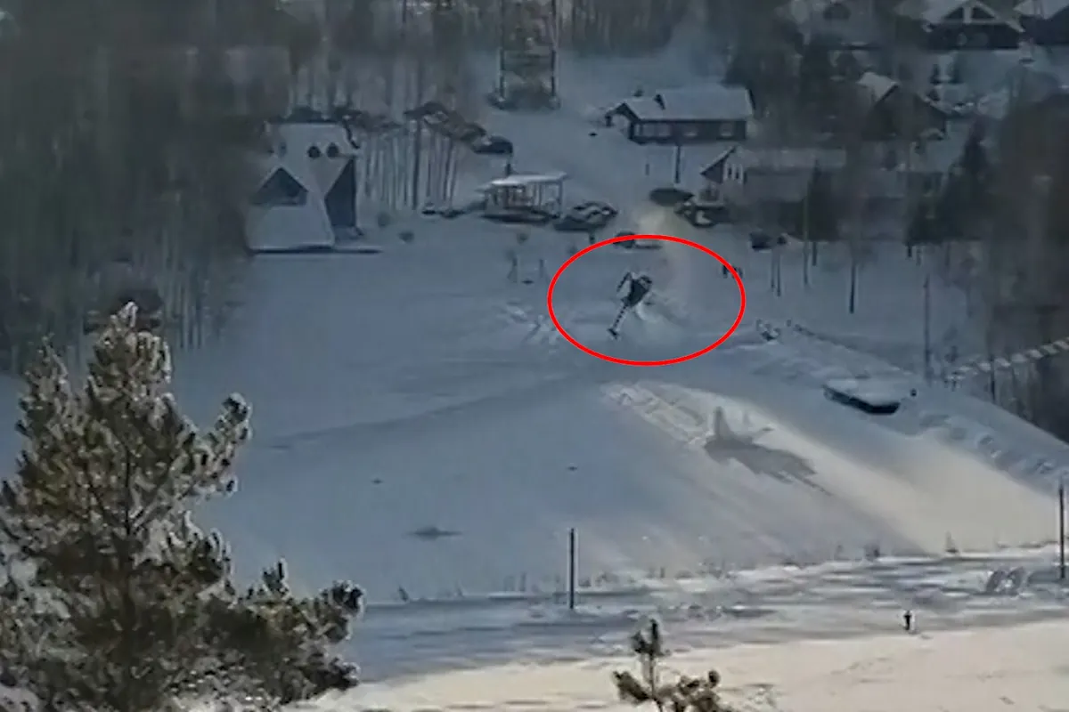 Un helicóptero choca contra los cables de un teleférico y cae al vacío