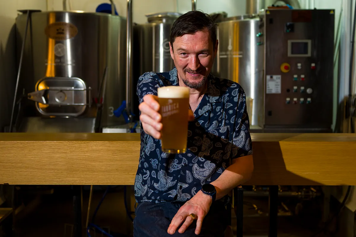 Los artesanos de la cerveza que regentan la única fábrica (con bar) que existe en el corazón de Madrid: "Es un producto vivo y sensible al que no le gusta viajar"
