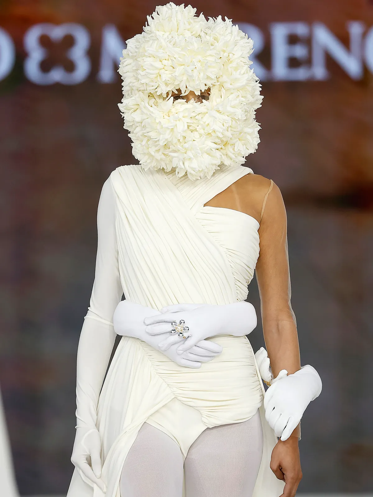 7 tendencias de novia que marcarán las bodas de 2027, del corsé al blazer, las flores en todas sus formas y los tocados que sustituyen al velo