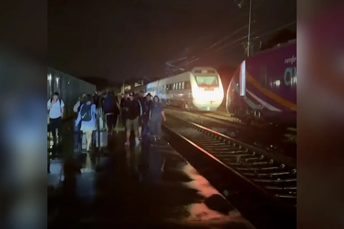 El momento en que cientos de pasajeros son desalojados de un Avlo que se paró camino de Orense