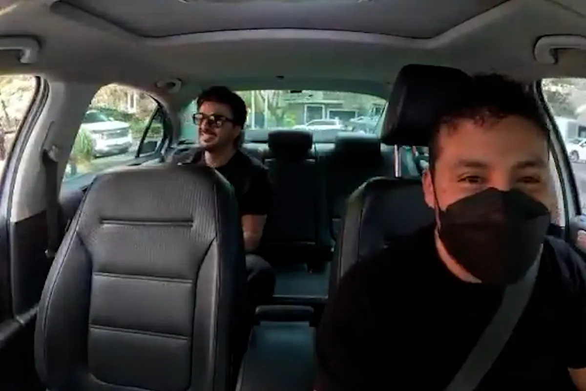 La divertida (y viral) reacción de un taxista al darse cuenta de que lleva a Luis Fonsi